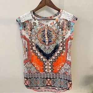 Daniel Rainn boho print top, sleeveless, lace detail, quarter front closure, S